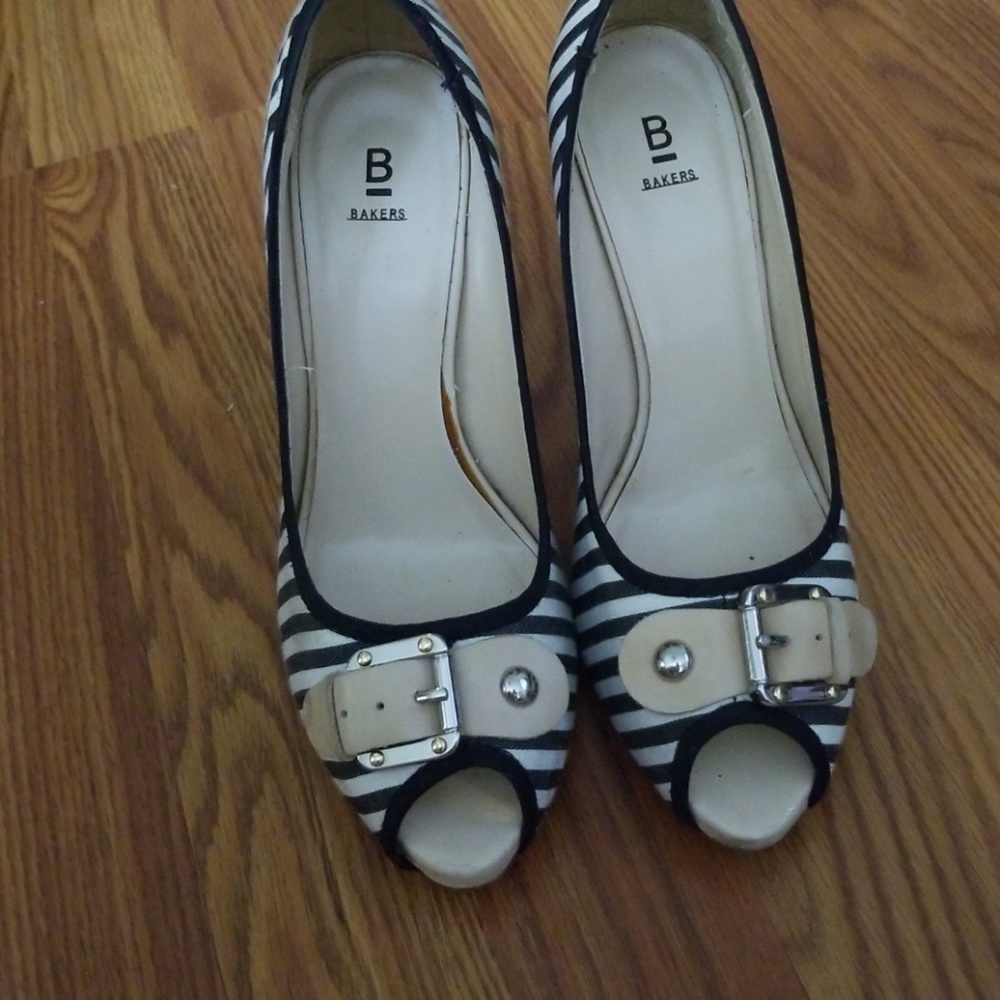 Black and white striped pumps